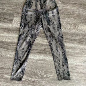 Snake skin active leggings